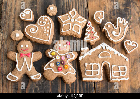 Lebkuchen, Familie, auf hölzernen rustikalen Hintergrund. Stockfoto