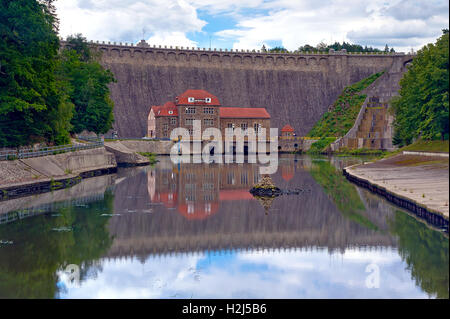 Kraftwerk und Staudamm am Fluss Bobr in Pilchowice, Bobr Tal Landschaftspark, Polen. Stockfoto