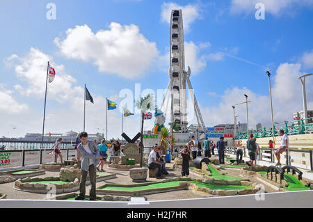 Familien genießen Minigolf auf Brighton seafront Stockfoto