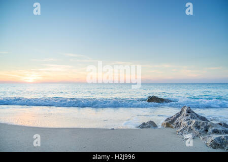 Egremni Strand, Insel Lefkada, Griechenland. Große und lange Strand mit türkisfarbenem Wasser auf der Insel Lefkada in Griechenland Stockfoto