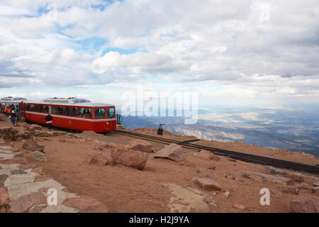 Pikes Peak Cog Railway Train - Blick vom Gipfel des Berges Stockfoto