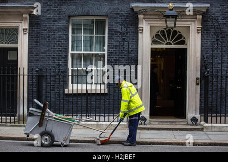 London, UK. 27. September 2016. A die Kehrmaschine am Arbeitsplatz außerhalb 10 Downing Street. Stockfoto