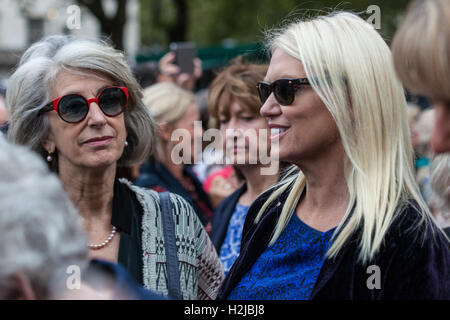 London, UK. 27. September 2016. Verlassen die Trauerfeier für Sir Terry Wogan, Maureen Lipman und Anneka Rice. Stockfoto