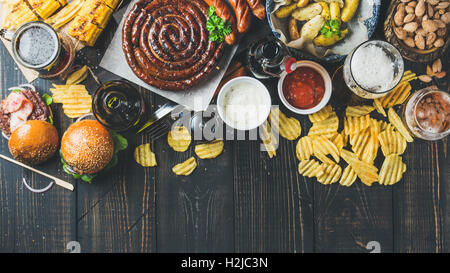 Oktoberfest Bier und Snacks Vielfalt auf verbranntes Holz dunkel Stockfoto