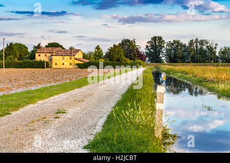 Bewässerungskanal in italienischen Landschaft Stockfoto