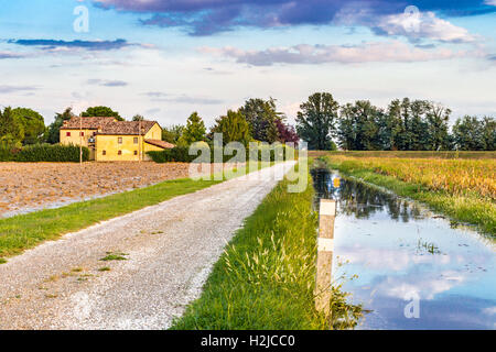 Bewässerungskanal in italienischen Landschaft Stockfoto