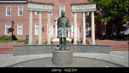 Annapolis, Maryland - Sept. 25,2016 US Supreme Court Justice Thurgood Marshall Statue mit Equal Justice Under Law. Stockfoto