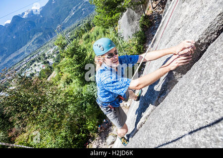 Ein junger Mann Klettern auf Top-Seil in Squamish, BC, Kanada am Rauchen Bluffs Fels Stockfoto