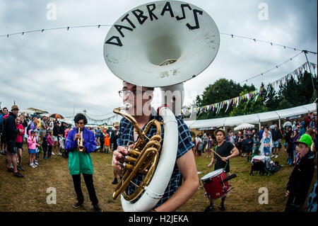 Band spielt bei großen Feastival in Chipping Norton. Festival, veranstaltet von Jamie Oliver und Alex James Luca Livraghi Stockfoto