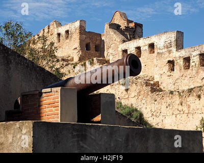 schwarzen Lauf der alten Canon auf die Wände des Schlosses in Xativa Spanien Espana Stockfoto