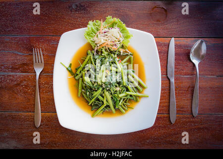 4. April 2016, Koh Samui, Thailand, Morning Glory auf einem weißen Teller Stockfoto