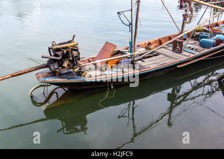 Alte thailändische Fischerboot mit Angelausrüstung und einem großen außenborder vor Anker im Hafen Stockfoto