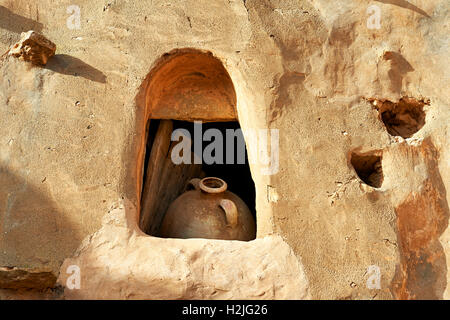 Ksar Ouled Soltane, gewölbte eine traditionelle befestigte Berber Adobe Getreidespeicher Ghorfas, nördlichen Sahara Tataouine. Tunesien, Afrika Stockfoto