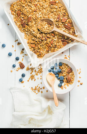 Hafer-Müsli mit Pekannüssen und Joghurt Heidelbeere in Schüssel Stockfoto