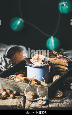 Tasse heiße Schokolade, Girlande mit blauen Kugeln im Hintergrund Stockfoto