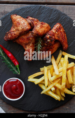 Fried gebraten Huhn Flügel Pommes Frites und Soße Stockfoto