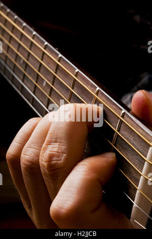 Gitarrist Hand spielen, Nahaufnahme Stockfoto