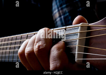 Gitarrist Hand spielen, Nahaufnahme Stockfoto