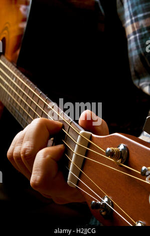 Gitarrist Hand spielen, Nahaufnahme Stockfoto