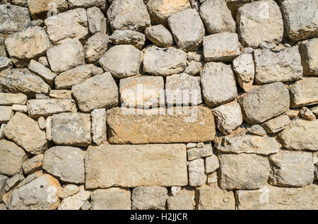 Traditionelle Mauer aus Steinen ohne Kalk gebaut. Trockenmauer. Stockfoto