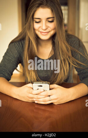 Brünette Tween Mädchen SMS Stockfoto