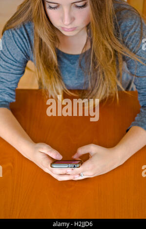 Brünette Tween Mädchen SMS Stockfoto
