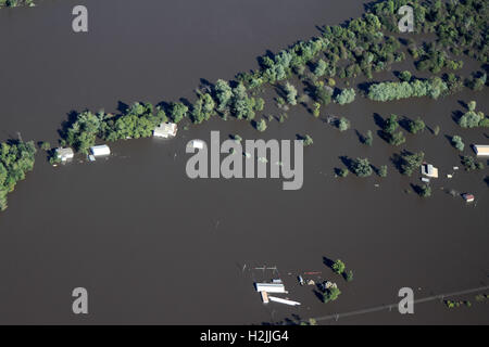 Luftaufnahme der Häuser durch Hochwasser von der Cedar River in den Regionen des nordöstlichen Iowa 26. September 2016 in der Nähe von Cedar Rapids, Iowa überwältigt. Übergreifen des Cedar River, erlebte die schlimmsten Cedar Rapids seit 2008 6 Fuß über Flut der Bühne wiederum mehr als 10.000 Menschen evakuiert wurde. Stockfoto