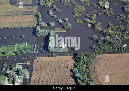 Luftaufnahme der Häuser durch Hochwasser von der Cedar River in den Regionen des nordöstlichen Iowa 26. September 2016 in der Nähe von Cedar Rapids, Iowa überwältigt. Übergreifen des Cedar River, erlebte die schlimmsten Cedar Rapids seit 2008 6 Fuß über Flut der Bühne wiederum mehr als 10.000 Menschen evakuiert wurde. Stockfoto