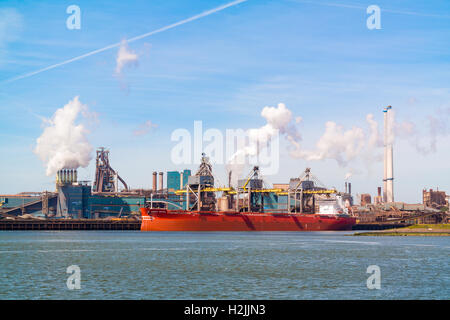 Tata steel Factory in Ijmuiden, Niederlande Stockfoto ...