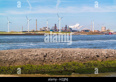 Stahlindustrie machen und Nordseekanal in IJmuiden in der Nähe von Amsterdam, Niederlande Stockfoto