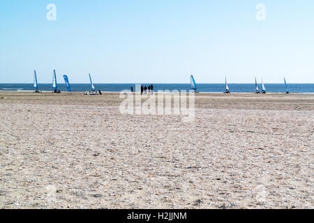 Menschen auf dem Land Segeln Yachten am Strand an der Nordseeküste in IJmuiden, Niederlande Stockfoto