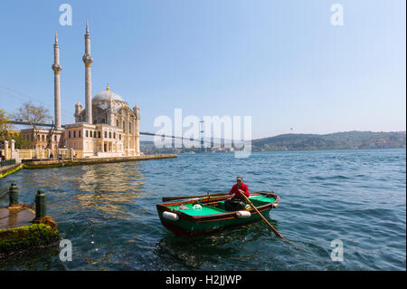Fischer in seinem Boot auf dem Bosporus in Istanbul, Türkei. Stockfoto