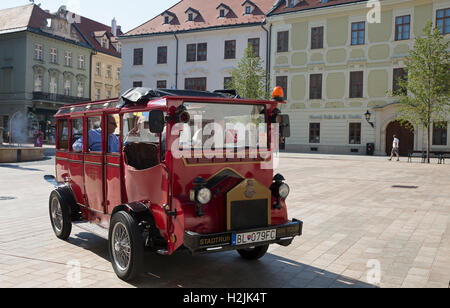 Old fashioned Busse verwendet einen Transport zu Touristen auf einer geführten Tour von Bratislava in der Slowakei Stockfoto