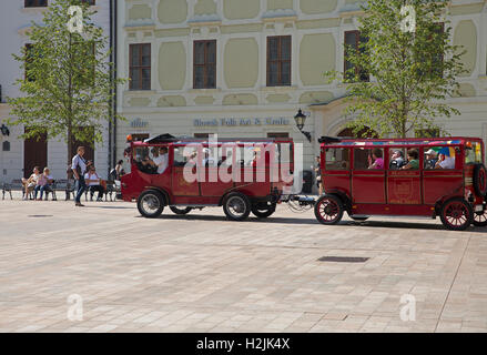 Old fashioned Busse verwendet einen Transport zu Touristen auf einer geführten Tour von Bratislava in der Slowakei Stockfoto