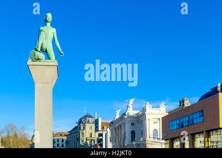 Zürich, Schweiz - 24. Dezember 2015: Blick auf das Opernhaus und die David-Statue, in Zürich, Schweiz Stockfoto