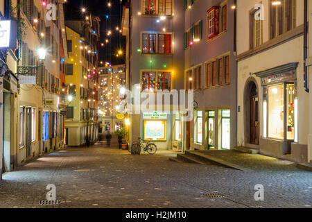 Zürich, Schweiz - 24. Dezember 2015: Nacht Straßenszene in der Altstadt (Altstadt), mit Weihnachten Dekoration Lampen in multi Stockfoto