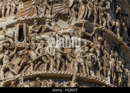 Architekturdetail des Marcus Aurelius Spalte in Piazza Colonna in Rom, Italien Stockfoto