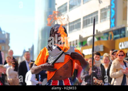 A Street Performer fängt das Publikum am Leicester Square, London, UK Stockfoto