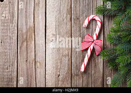 Candy Cane und Tanne Weihnachtsbaum auf Holztisch. Draufsicht mit Textfreiraum Stockfoto