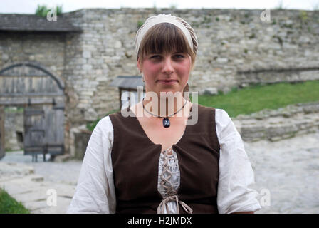 Frau posiert in Tracht in der mittelalterlichen Festung von Kamyanets-Podilsky, befindet sich in der Westukraine Stockfoto