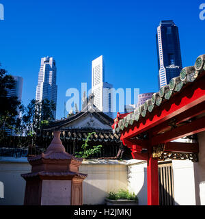 Thian Hock Keng chinesische Tempel und Central Business district Wolkenkratzer, Singapur Stockfoto