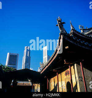 Thian Hock Keng chinesische Tempel und Central Business district Wolkenkratzer, Singapur Stockfoto