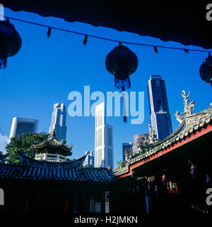 Thian Hock Keng chinesische Tempel und Central Business district Wolkenkratzer, Singapur Stockfoto