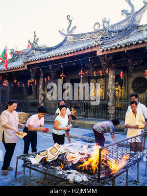 Menschen Sie brennen Geist Geld vor chinesischen Thian Hock Keng Tempel, Singapur Stockfoto