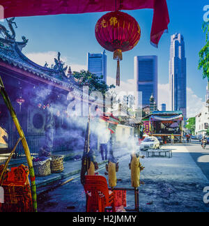 Weihrauch vor der chinesischen Thian Hock Keng Tempel und zentraler Geschäft Bezirk Wolkenkratzer, Singapur Stockfoto