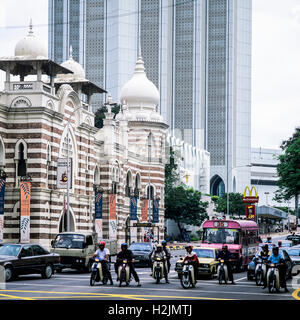 Moped- und Autoverkehr, Jalan Sultan Hishamuddin Gebäude, Dataran Merdeka Platz, Kuala Lumpur, Malaysia, Südostasien Stockfoto