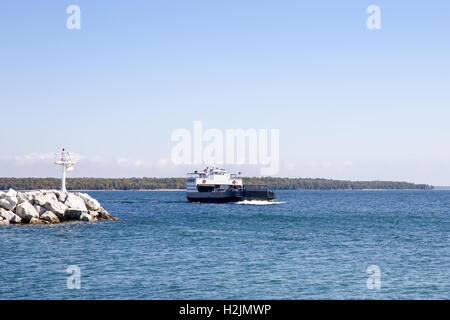 Autofähre auf dem Lake Michigan, vorbei an einem steinernen Wellenbrecher in Door County, Wisconsin.  Kopieren Sie Platz im Himmel, bei Bedarf. Stockfoto