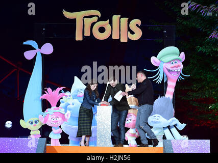 Justin Timberlake und Anna Kendrick mit Toby Anstis an der Trolle besondere Veranstaltung am Coca-Cola London Eye auf der Themse in London. Stockfoto