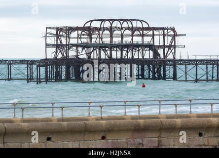 Reste der alten West-Pier in Brighton, East Sussex, England, UK. Brighton Pier West. Alten Pier von Brighton. Alten Brighton Pier. West Pier Brighton. Stockfoto