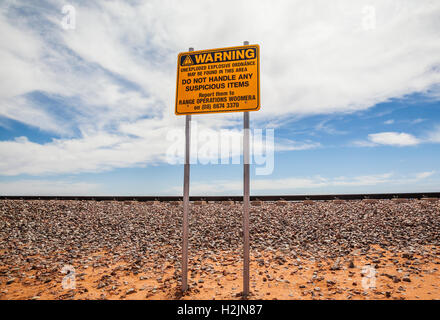 Artillerie-Warnschild am Gleis der neuen Ghan im See Hart in der Nähe der Stuart Highway, South Australia Stockfoto